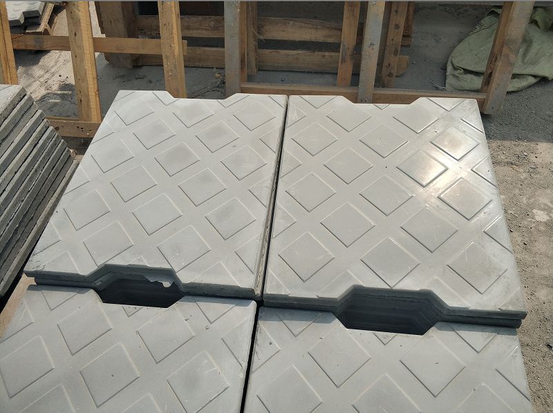 ? ?在安裝復(fù)合電纜溝蓋板時的注意事項(xiàng)